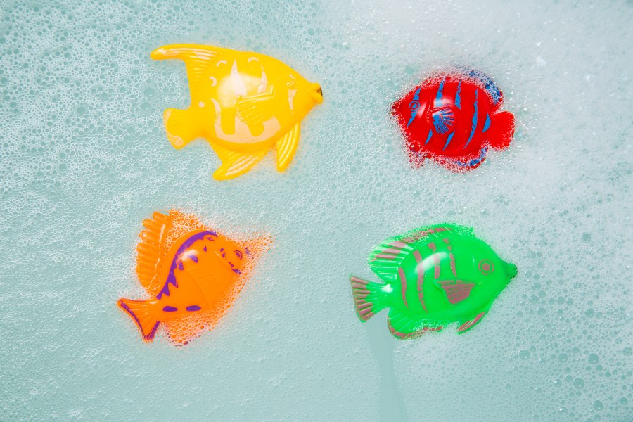 cztery kolorowe mechaniczne zabawki do kąpieli w postaci rybek unoszące się na wodzie