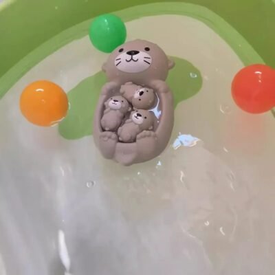 gumowe zabawki do kąpieli - wydry pływające w wannie pełnej piany