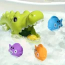 krokodyl do kąpieli dla 3 latka oraz gumowe rybki w wannie z pinią