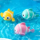 mechaniczne rybki do kąpieli umieszczone w wodzie