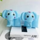 pływaczki do kąpieli w kształcie słoni postawione na białej książce