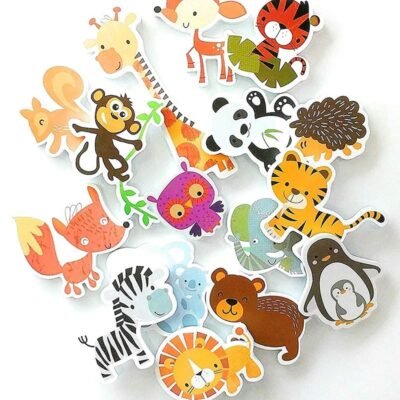 Zabawki do kąpieli dla dzieci - naklejki rozłożone na białej powierzchni